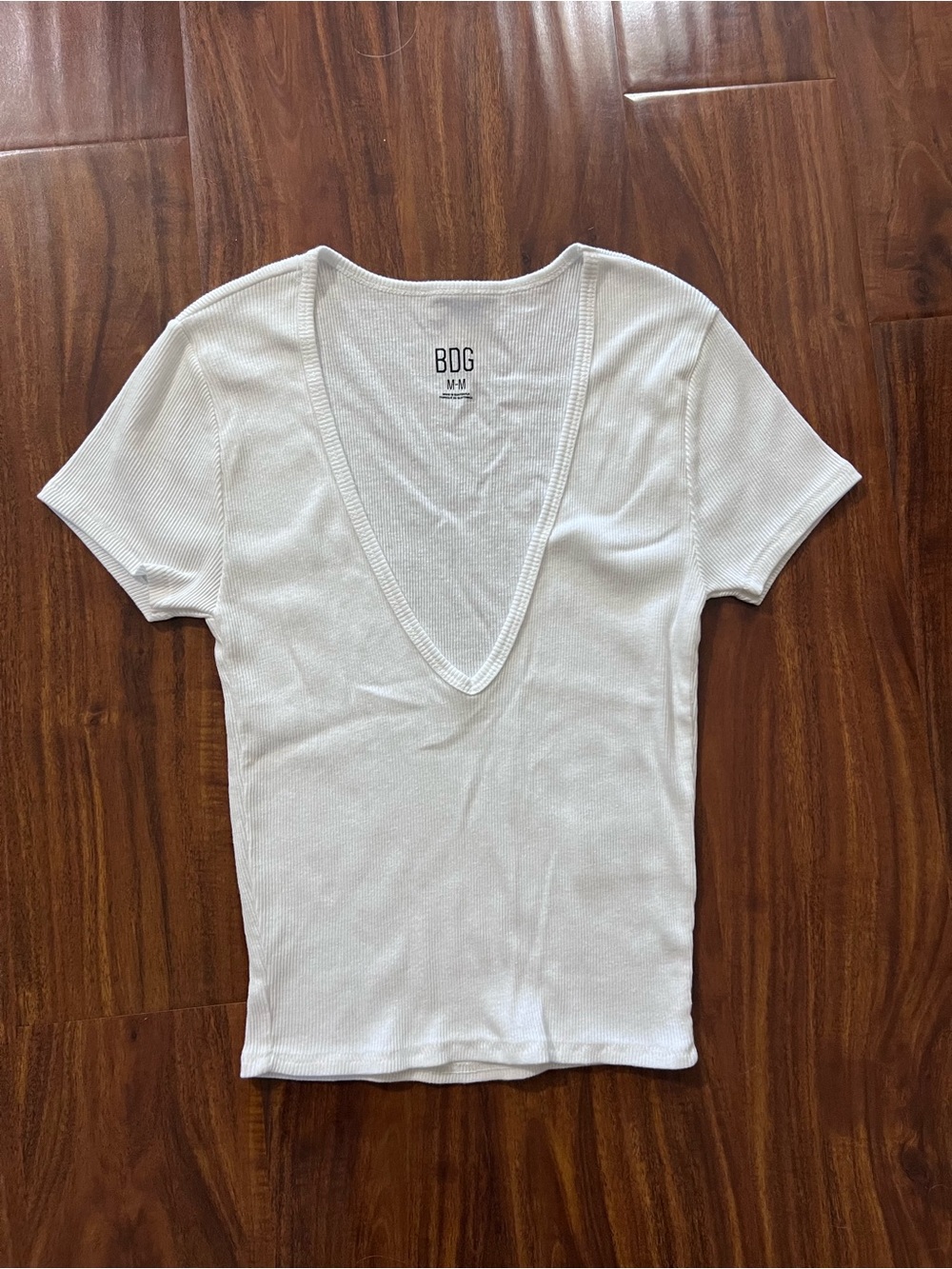 Urban Outfitters BDG White Ribbed V-neck Short Sleeve Tshirt size medium